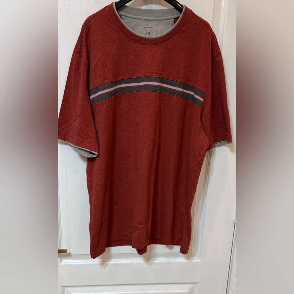 Arrow Men's Burgundy and Charcoal Tee